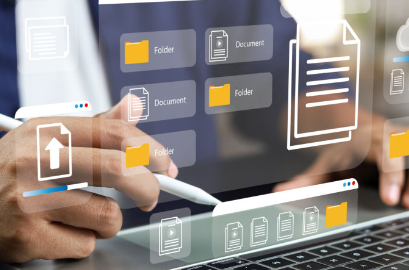 Imagem de uma pessoa acessando um notebook e surgindo virtualmente telas para sistemas