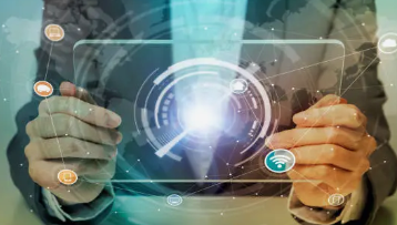 A imagem apresenta uma pessoa segurando uma tela digital e certificando produtos digitais